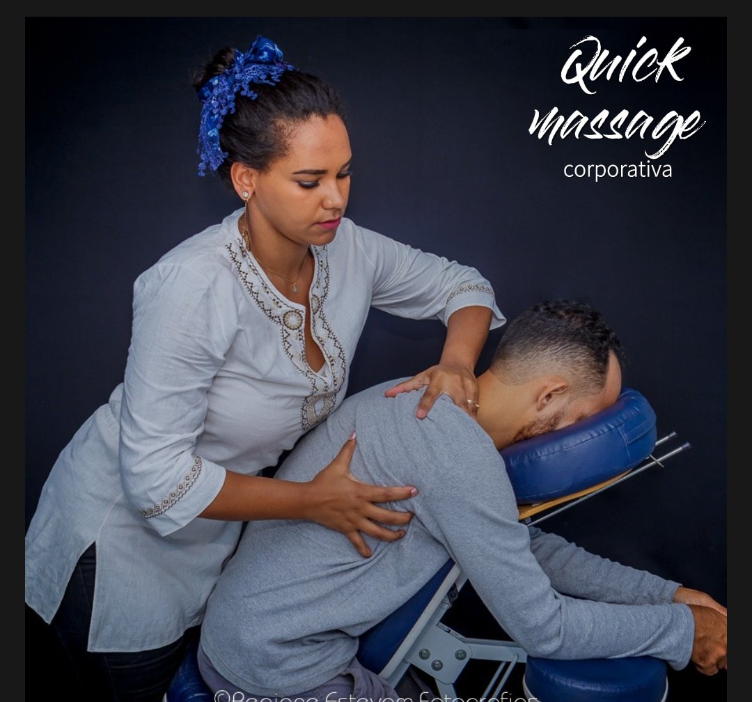 Quick Massage corporativa realizada pela equipe da Viso Clinic