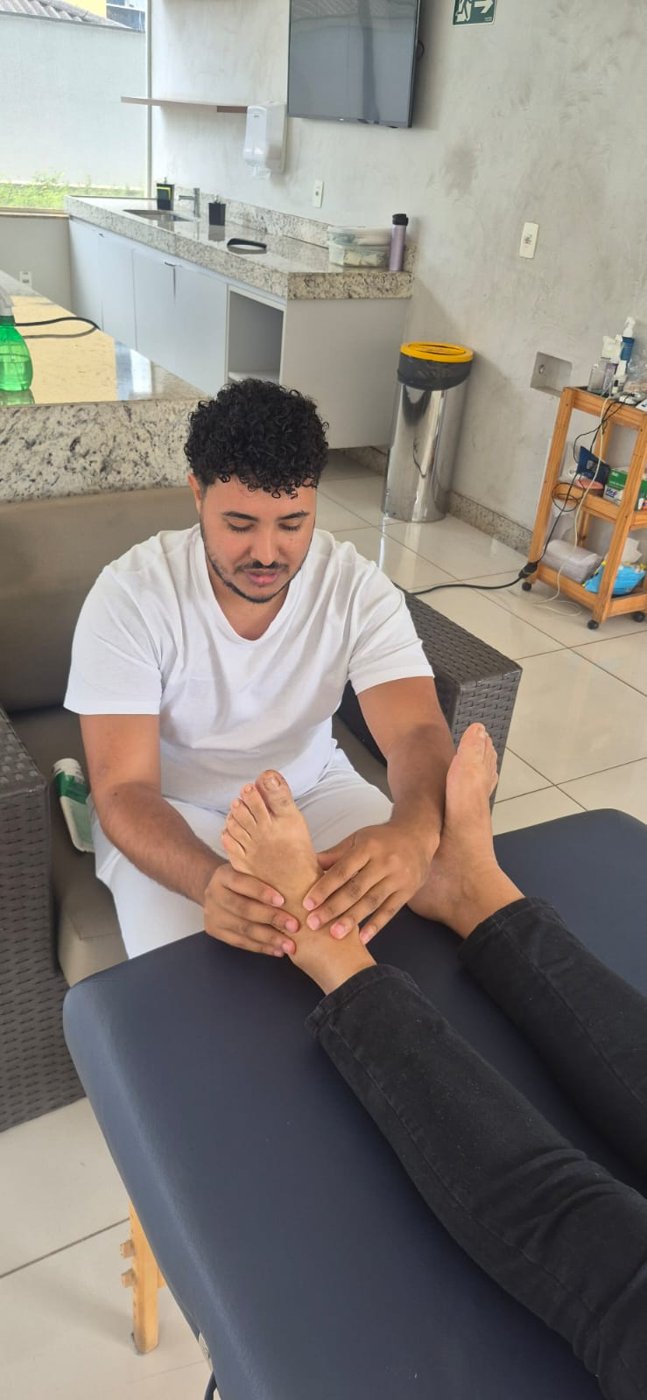 Profissional realizando massagem